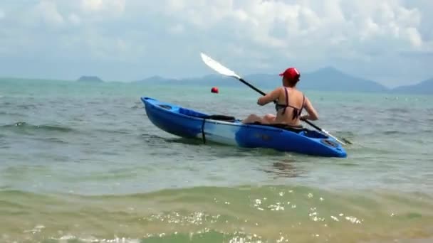 Mulher de caiaque no mar tropical — Vídeo de Stock