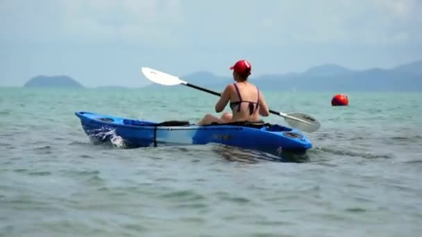 Kayak femme à la mer tropicale — Video