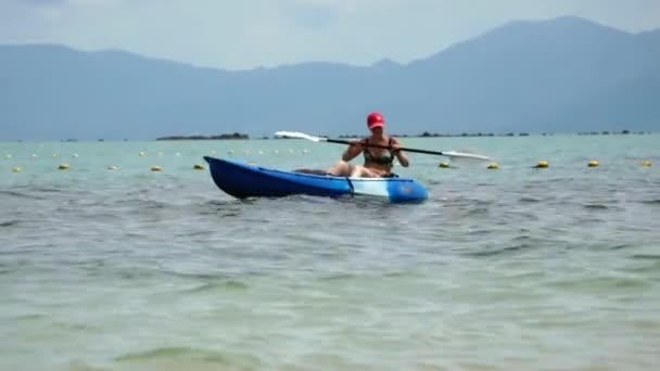 Kayak femme à la mer tropicale — Video