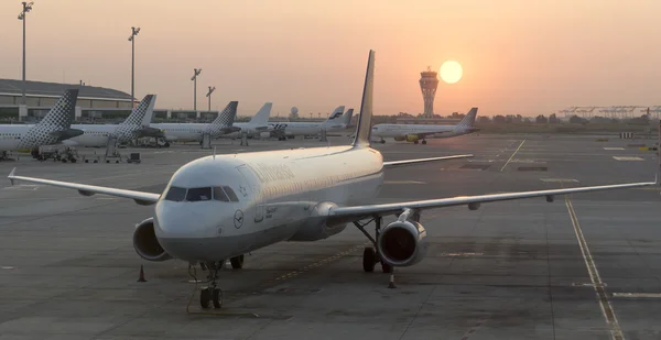 Vliegtuigen op de Frankfurt International Airport — Stockfoto