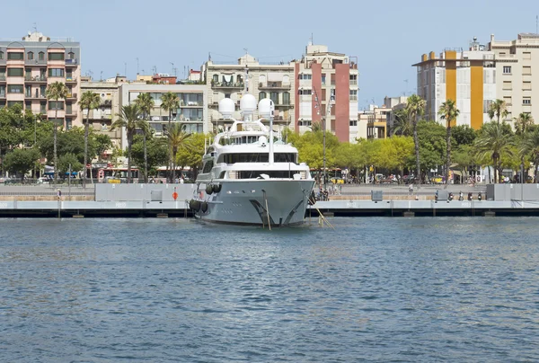 Современная яхта в порту Барселоны — стоковое фото