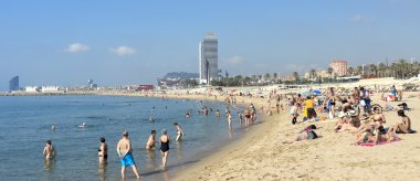 Barceloneta plaj ve gökdelen Torre Mapfre