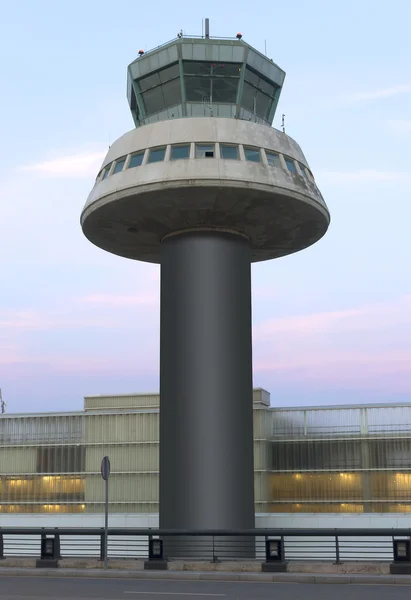 Torre de controle do aeroporto de El Prat-Barcelona — Fotografia de Stock