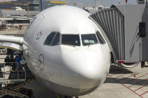 Passagier vliegtuig vooraanzicht — Stockfoto