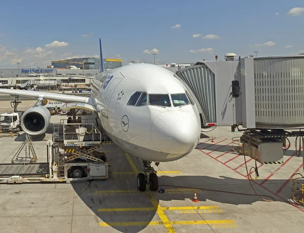 Passagier vliegtuig vooraanzicht — Stockfoto