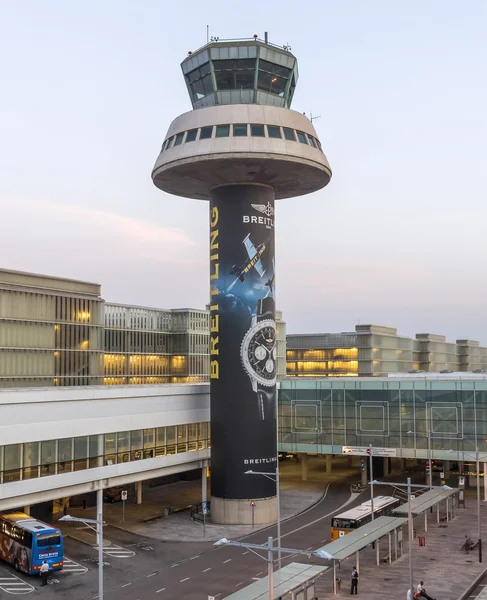 Torre de control del aeropuerto de El Prat-Barcelona — Foto de Stock
