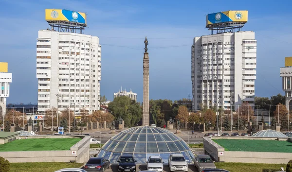 Almaty - Republic Square dan Monumen Kemerdekaan Kazakh — Stok Foto
