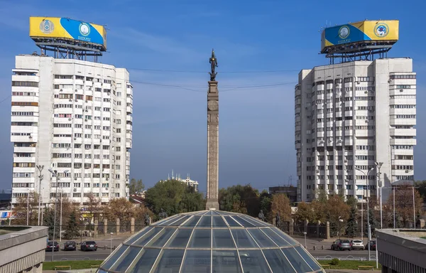 Almaty Plaza de la República y Monumento de la Independencia de Kazajstán — Foto de Stock