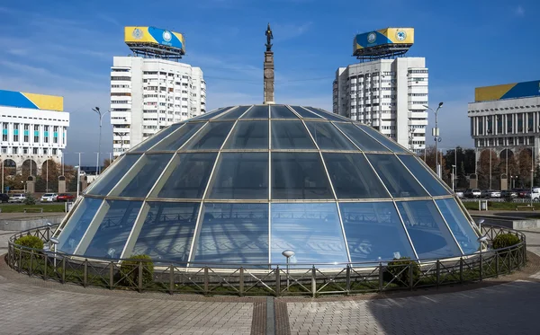 Алмати - Площа Республіки і монумент незалежності казахів — стокове фото