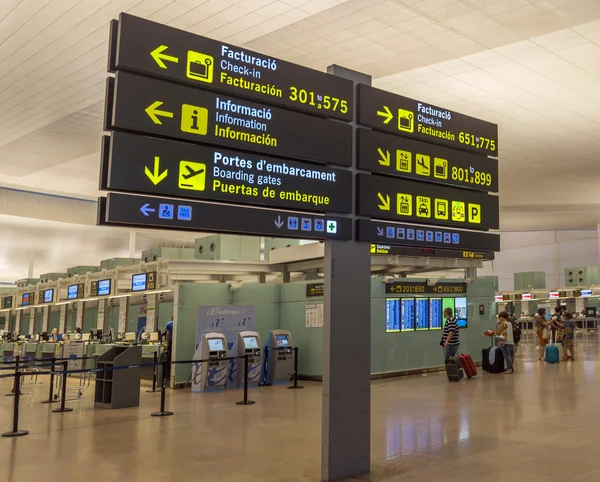 Infotafel im Terminal t1 des Flughafens El Prat-Barcelona — Stockfoto