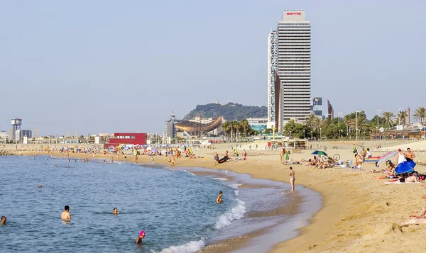 Barceloneta Beach and skyscraper Torre Mapfre — Stock Photo, Image
