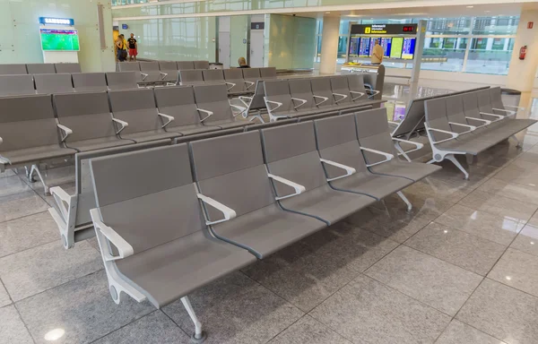 Fila de cadeiras no aeroporto de Barcelona — Fotografia de Stock