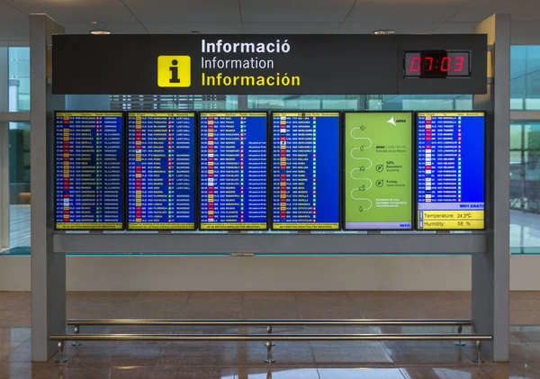 Abflugtafel am Flughafen Barcelona — Stockfoto