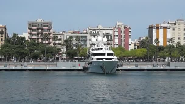 Barcelona-e - modern yacht i hamnen i Barcelona — Stockvideo