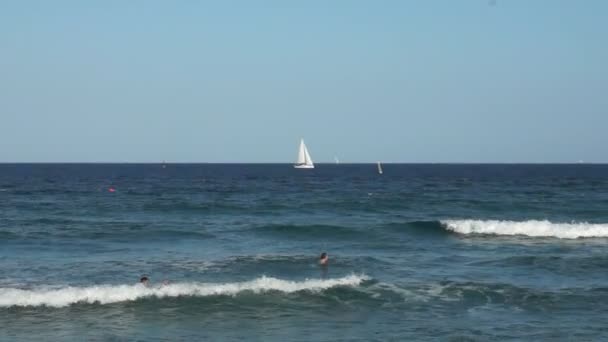 沿着海岸航行的帆船 — 图库视频影像