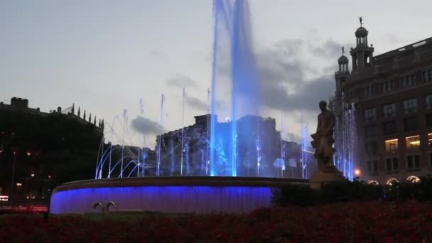 Fontän av Plaza De Catalunya - nattvisning — Stockvideo