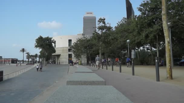 Sétány és a felhőkarcoló Torre Mapfre Barcelonában — Stock videók