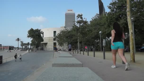Променад и небоскреб Torre Mapfre в Барселоне - TimeLapse — стоковое видео