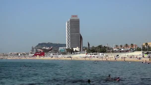 Barcelona-e - Playa de la Barceloneta - timelapse — Vídeo de stock