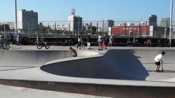 People skateboarding and bicycling — Stock Video