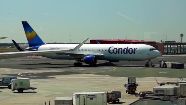 Flugzeuge von Condor Airlines — Stockvideo