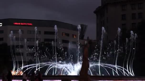Kašna na náměstí Plaza De Catalunya - noční pohled — Stock video
