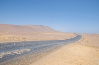 Çöl üstünde belgili tanımlık yol
