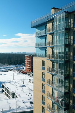 Yeni değil nüfuslu multystoried ev