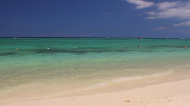 A part az Indiai-óceánra. Trou aux Biches, Mauritius — Stock videók
