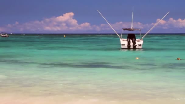 На пляже Trou aux Biches, Маврикий — стоковое видео