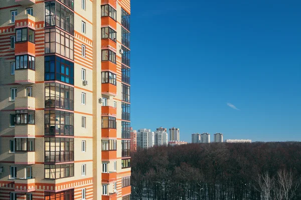 Multystoried house in new residential district — Stock Photo, Image