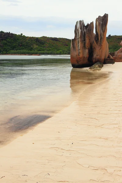 海岸与岩石。岛 Curieuse，塞舌尔群岛 — 图库照片