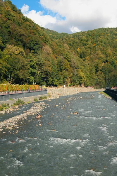 Floden Mzymta, Caucasus. Sochi, Krasnodar kraj, Ryssland — Stockfoto