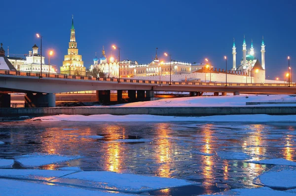 Rivier, de brug en de Kremlin. Kazan, Rusland — Stockfoto