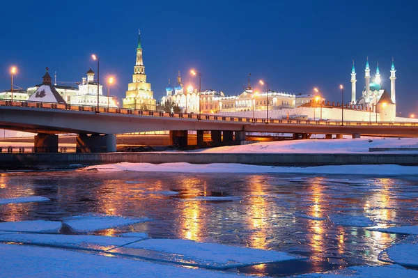 Fiume, piattaforma e Cremlino. Kazan, Russia — Foto Stock