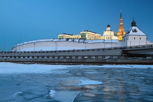 Fiume sotto ghiaccio e antico Cremlino. Kazan. Russia — Foto Stock