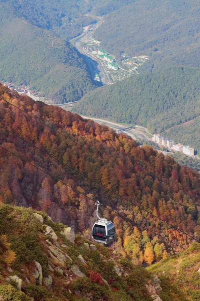 Seilbahn auf dem Roza-Gipfel und im Tal des Flusses Mzymta. Sotschi, Kaukasus, Russland — Stockfoto