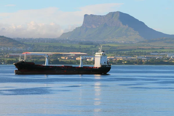 Szállító hajó a raid. Mauritius — Stock Fotó