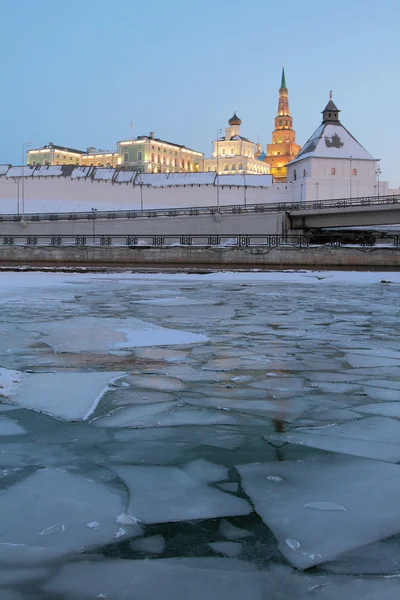 Nehri buz ve Kazan Kremlin altında