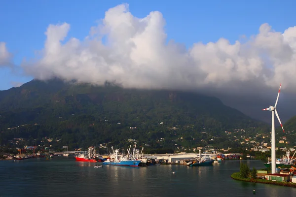 Port na tropikalnej wyspie. Victoria, Mahe, Seychelles — Zdjęcie stockowe