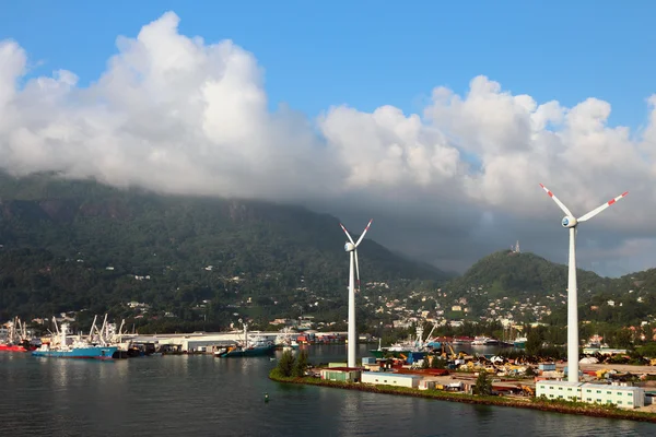 Akwatorium portu i wiatr generatorów. Victoria, Mahe, Seychelles — Zdjęcie stockowe