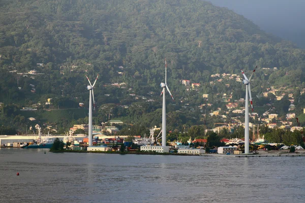 Generatorów wiatrowych na tropikalnej wyspie. Victoria, Mahe, Seychelles — Zdjęcie stockowe