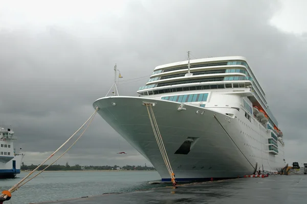 Afgemeerd cruise liner. Toamasina, Madagascar — Stockfoto