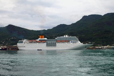 Cruise liner tropik içinde. Victoria, Mahe, Seyşel Adaları, 13-01-2016