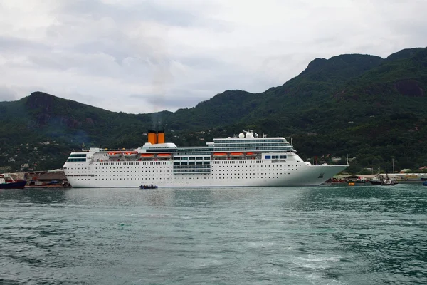 Cruzeiro em trópicos. Victoria, Mahe, Seychelles, 13-01-2016 — Fotografia de Stock