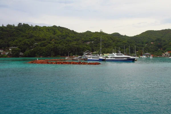 Puerto en la isla tropical. Praslin, Seychelles — Foto de Stock