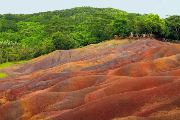 Flera färger sand i Chamarel. Mauritius Stockbild