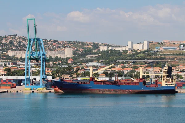 Cargohafen und Stadt. marseille, Frankreich — Stockfoto