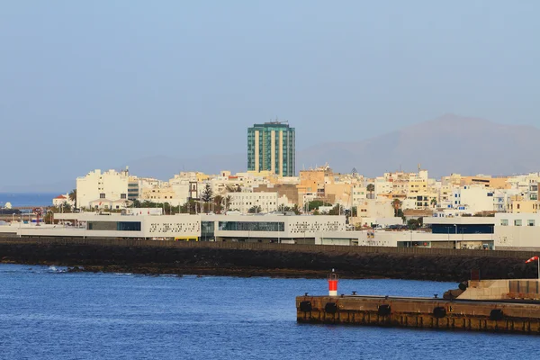 Cidade na costa do mar. Arrecife, Lanzarote, Espanha — Fotografia de Stock