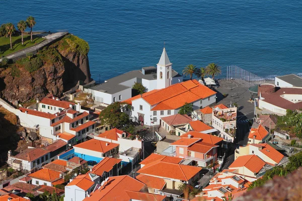 Město na pobřeží. Camara de Lobos, Madeira, Portugalsko — Stock fotografie